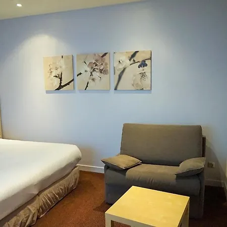 Hotel De La Couronne 2*