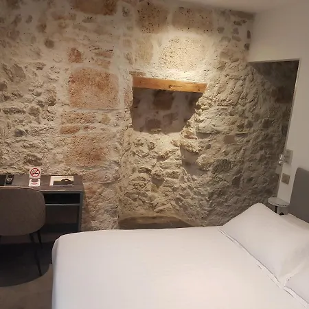 Hotel De La Couronne 2*