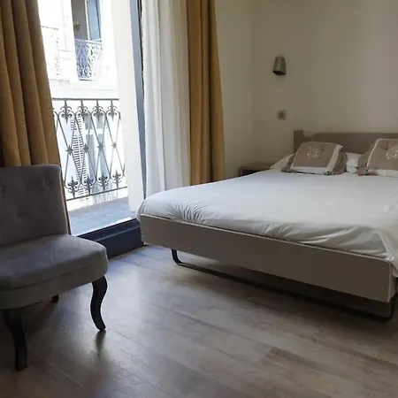 Hotel De La Couronne 2*