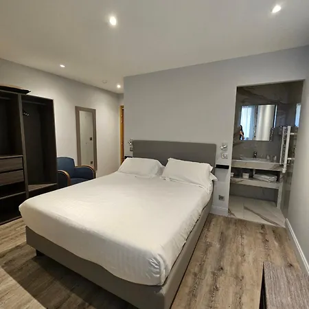 Hotel De La Couronne Aix-les-Bains