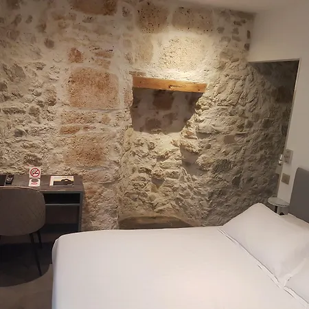 Hotell De La Couronne 2*