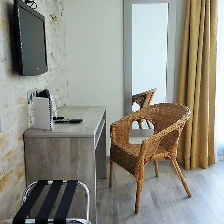 Hotel De La Couronne 2*