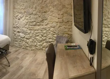 Hotel De La Couronne 2*