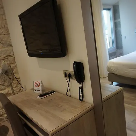 Hotel De La Couronne 2*