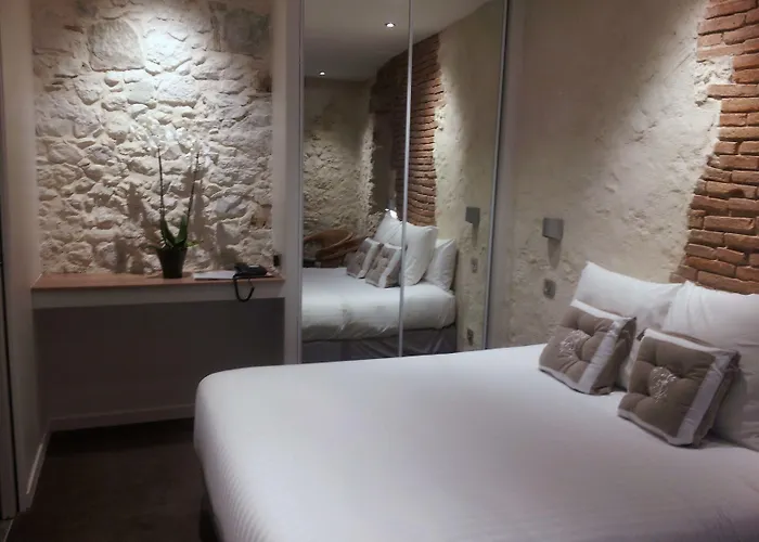 Hotel De La Couronne 2*