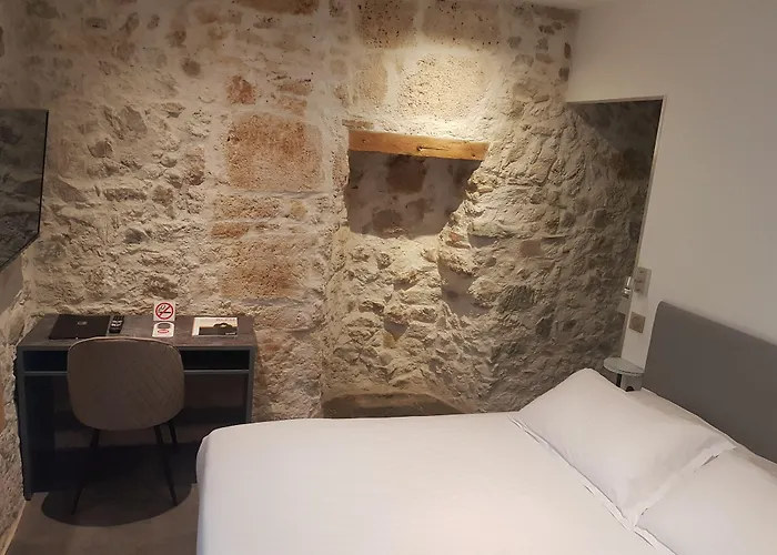 Hotel De La Couronne 2*